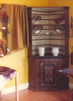 En
                        bild frn en av mnga hantverksutstllningar.
                        Hr bidrar jag med en nytillverkad karhylla,
                        brundrad med dekor.
